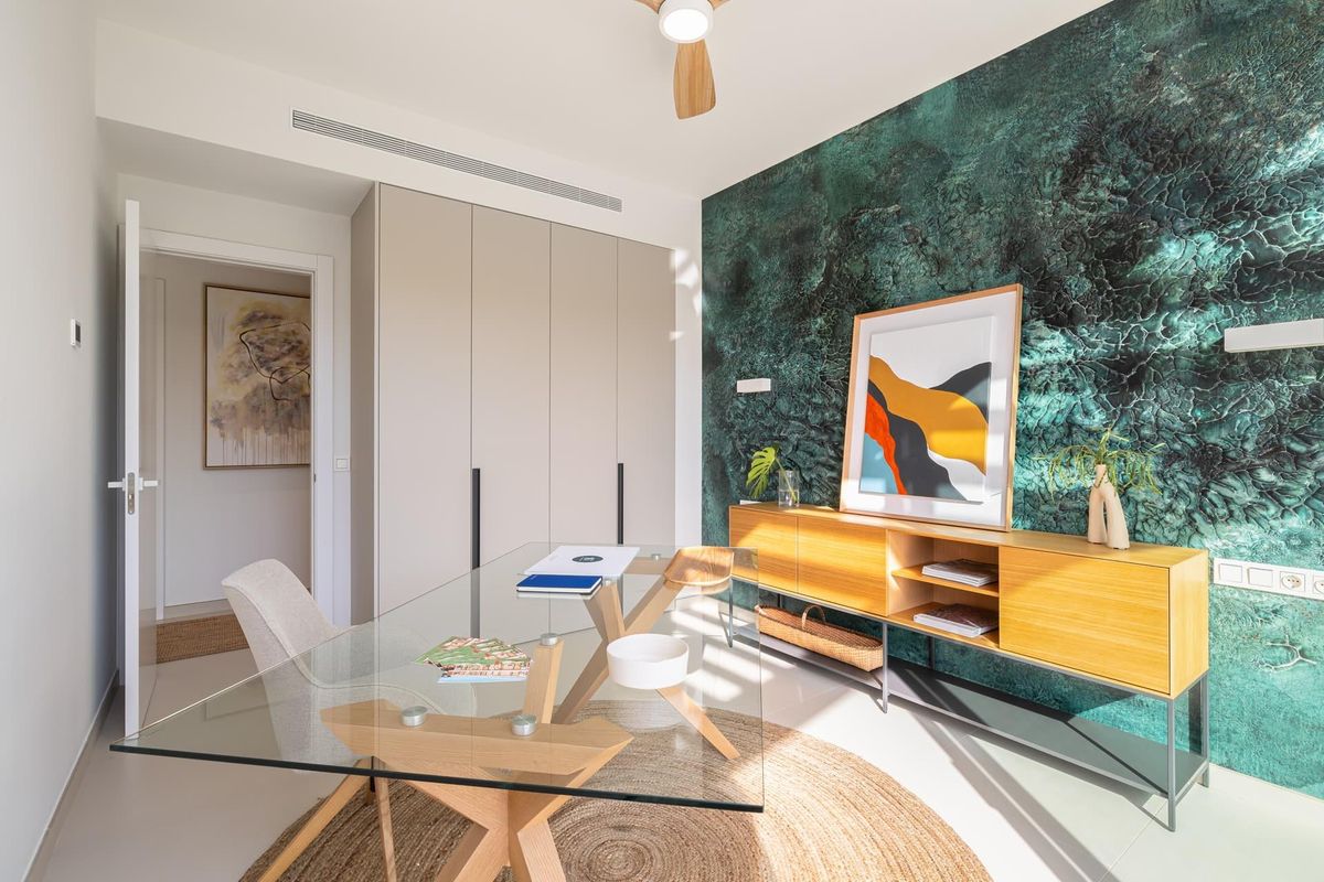 Hedendaags thuiskantoor met stijlvolle inrichting en natuurlijk licht in een penthouse in Fuengirola.