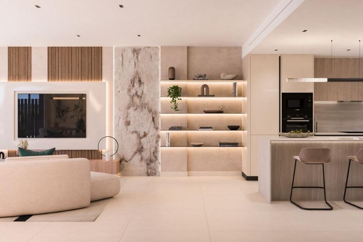 Moderne keuken en woonkamer in penthouse in Estepona, met elegante ontwerp en natuurlijk licht.