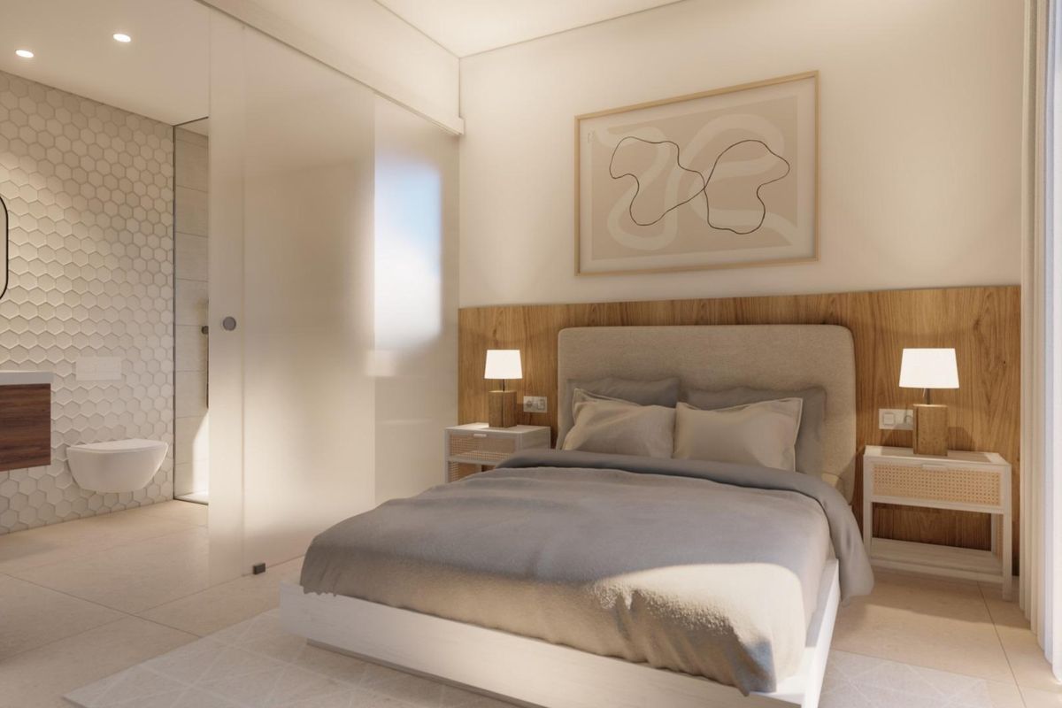 Chique slaapkamer met een eigen badkamer en moderne afwerkingen in een 3-slaapkamer villa in Pilar de La Horadada, Spanje.