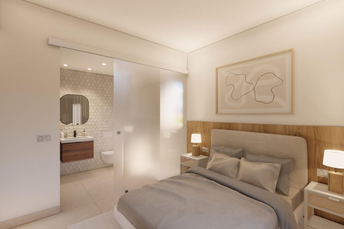 Stijlvolle slaapkamer met een prettige indeling en toegang tot een eigen badkamer in een 3-slaapkamer villa in Pilar de La Horadada, Spanje.