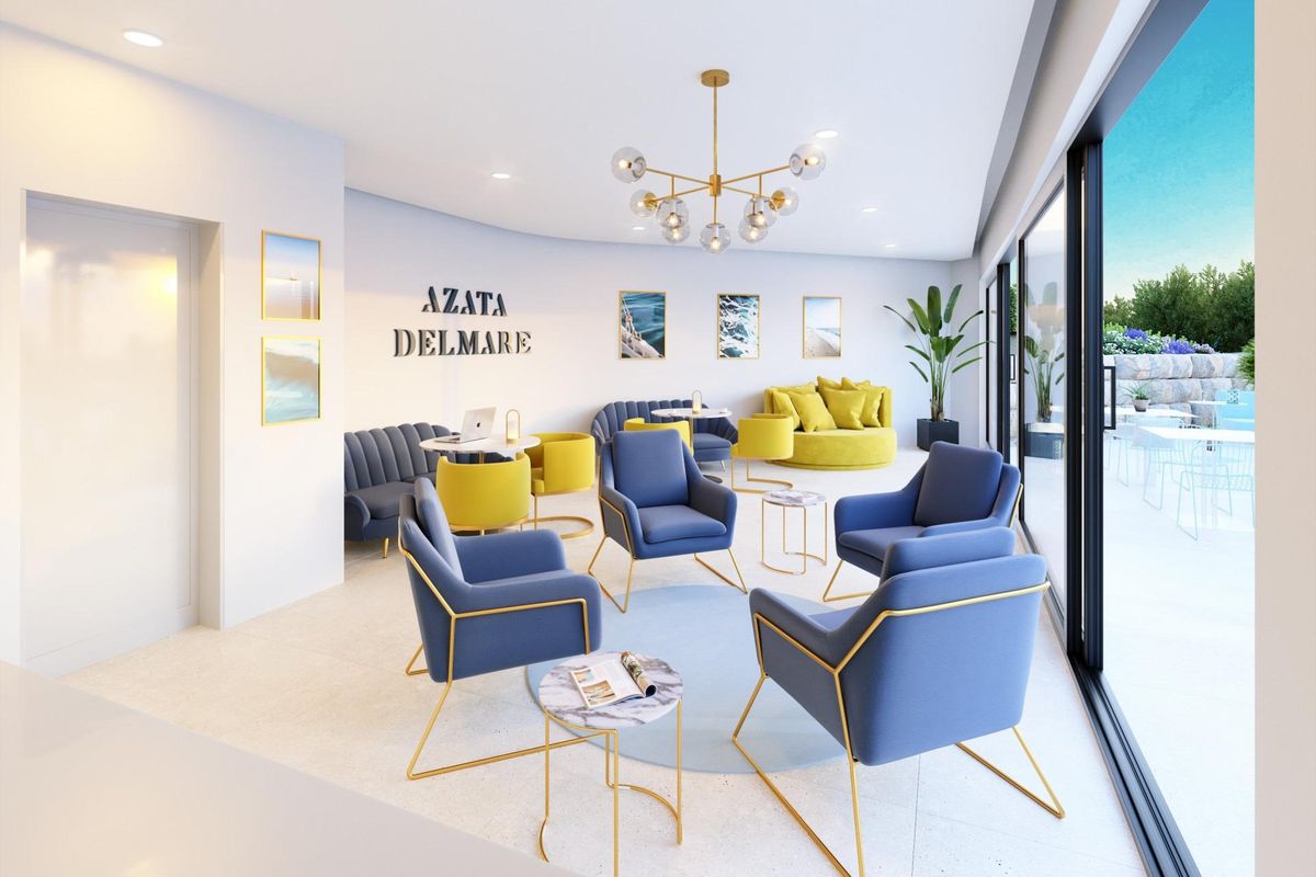 Loungegebied in de gemeenschappelijke ruimte van een penthousecomplex in Casares, ontworpen voor ontspanning en sociale bijeenkomsten.