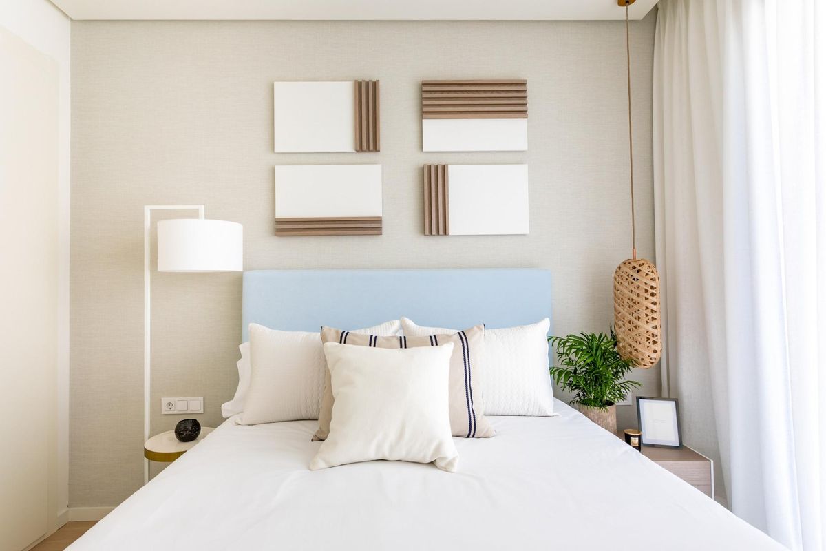 Chique slaapkamer met eigentijds ontwerp en rustgevende kleuren in Benahavís, Costa del Sol.