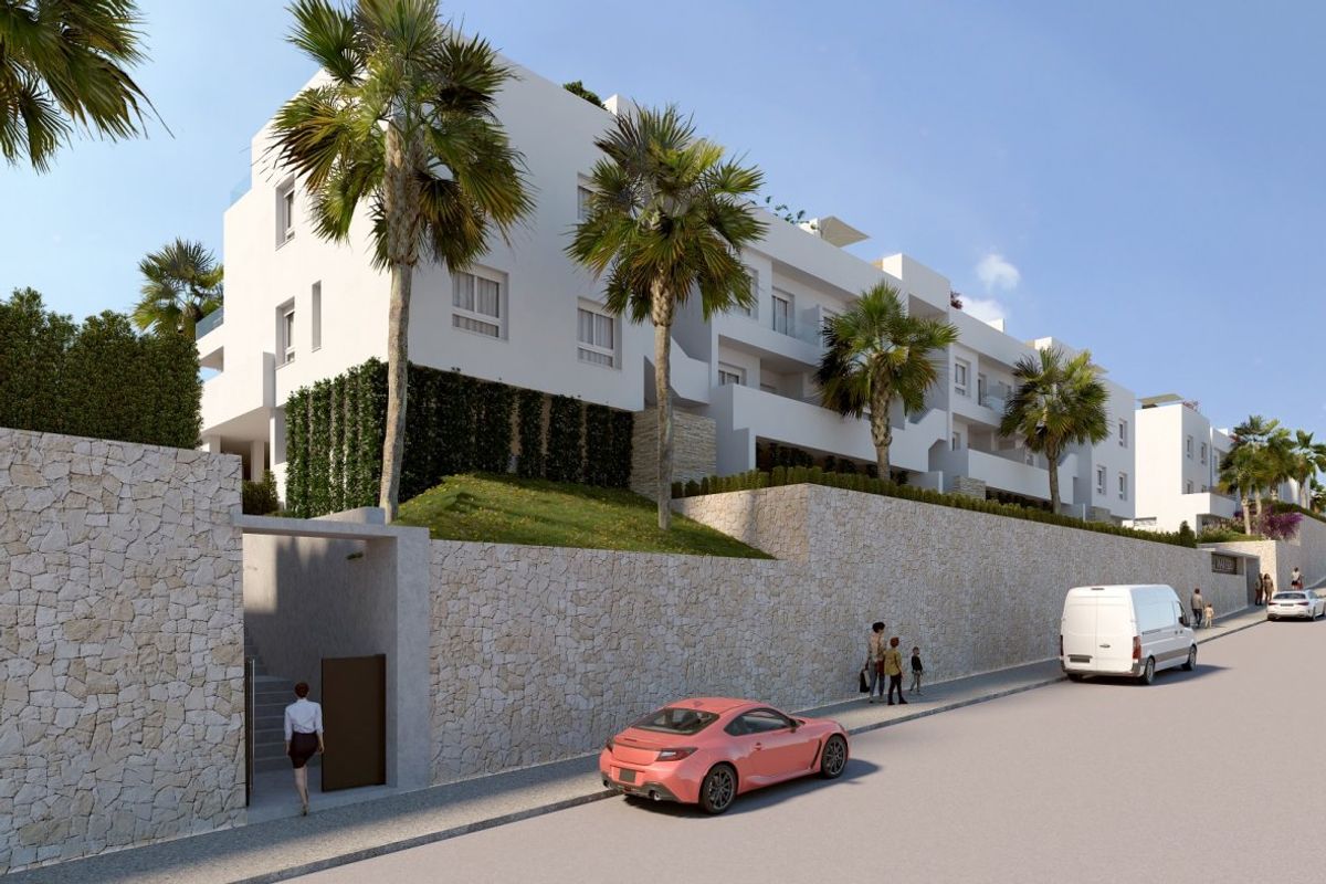 Straatzicht op een stijlvol appartementencomplex met aangelegde tuinen in Algorfa, Costa Blanca Zuid.
