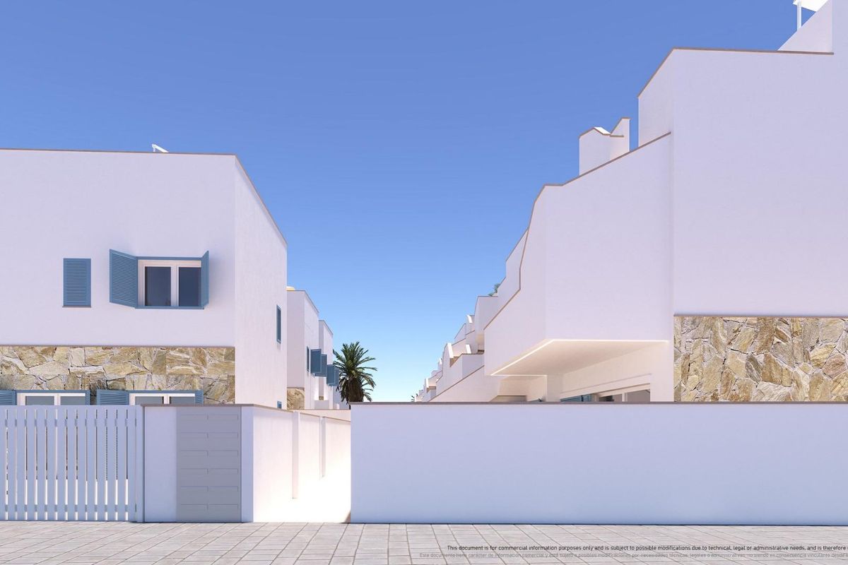 Charmant exterieur van de bungalows in Pilar de La Horadada, Costa Blanca Zuid, met strakke lijnen.