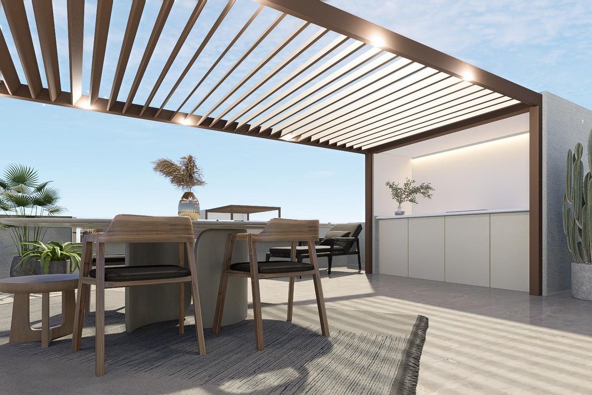 Eetruimte op het terras met modern meubilair, tegen de heldere lucht in Pilar de La Horadada.