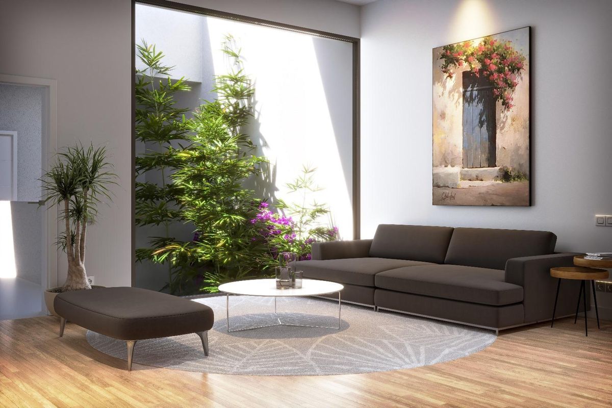 Heldere woonkamer met comfortabele meubels en uitzicht op groen in een appartement op de begane grond in San Juan.