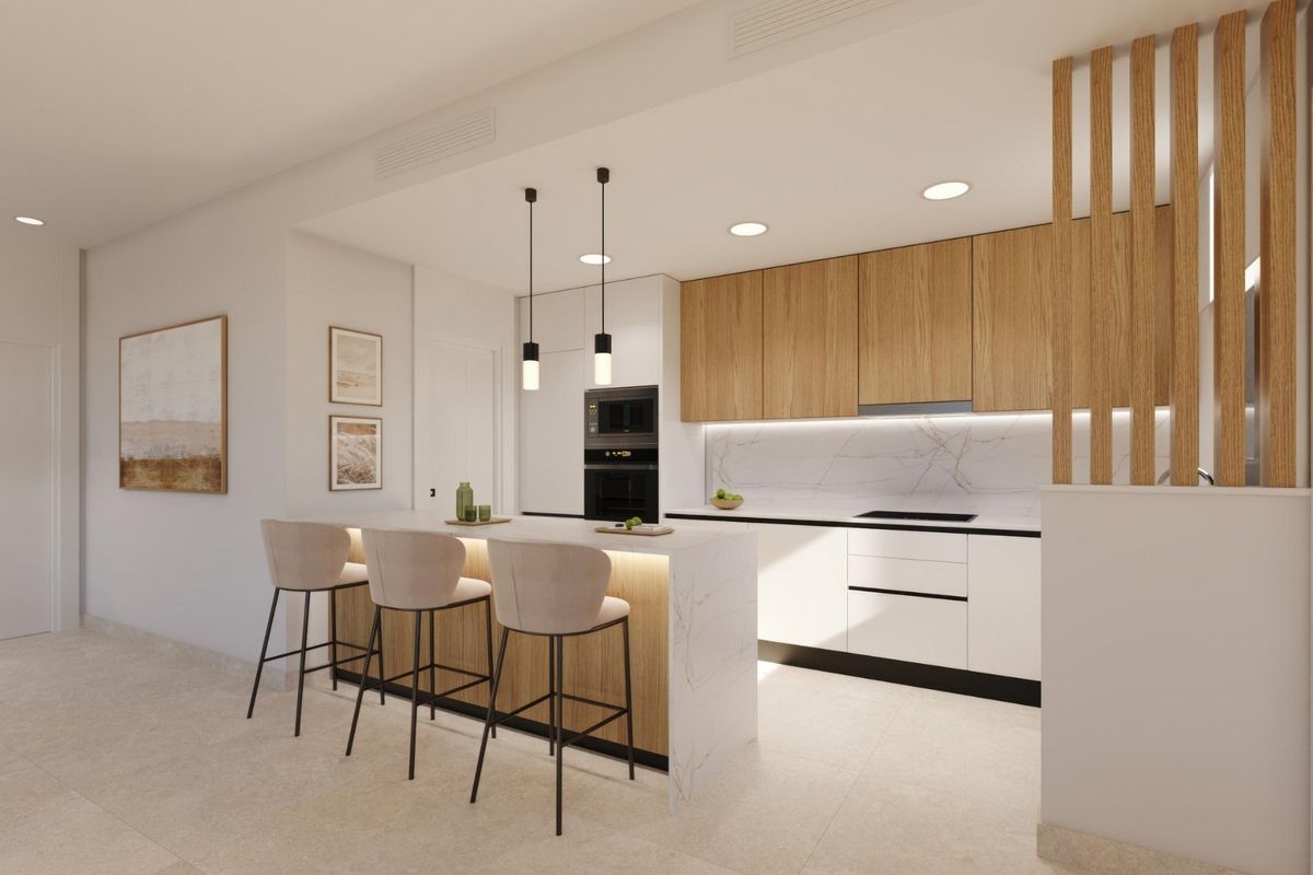 Moderne keuken in de villa, met houten kasten en elegante werkbladen in Fuente Álamo.