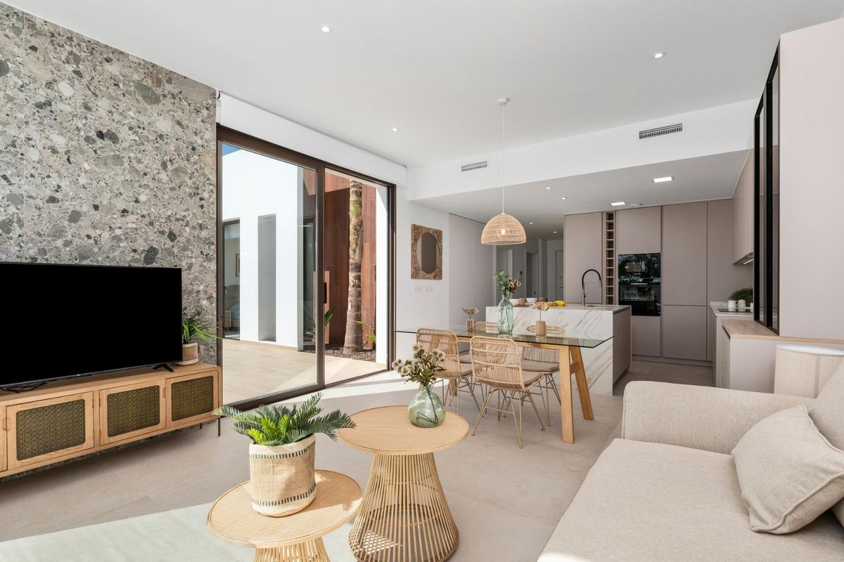 Elegante badkamer met moderne armaturen en een glazen douche, onderdeel van de luxe villa in Los Alcazares.