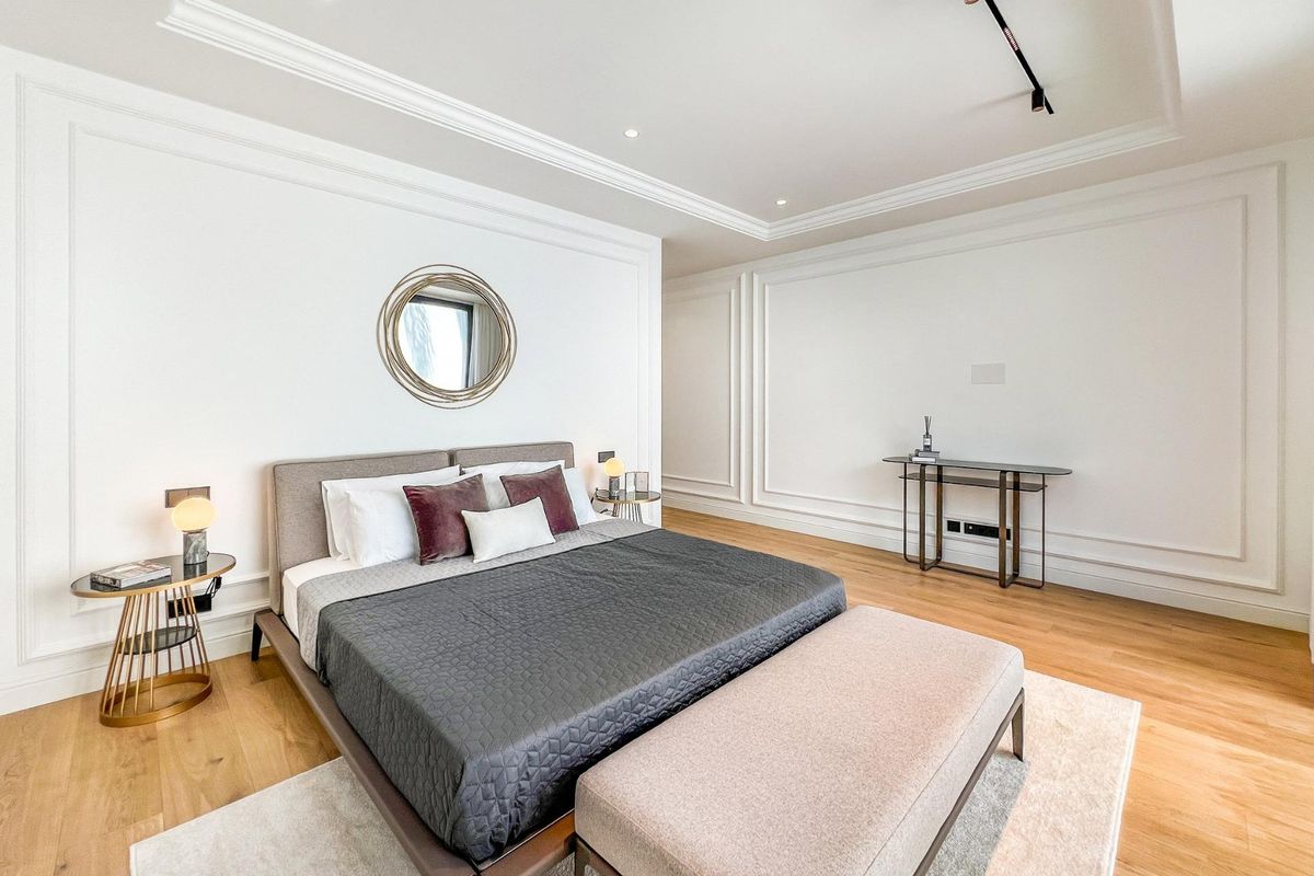 Heldere en ruime slaapkamer in villa in Marbella, met een modern ontwerp en gezellige meubels.