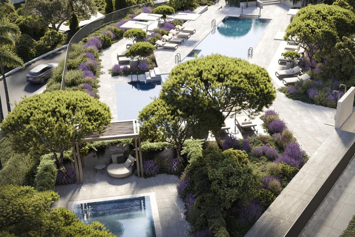 Rustgevende tuin met twee zwembaden en ligstoelen in Mijas 3-slaapkamer appartement