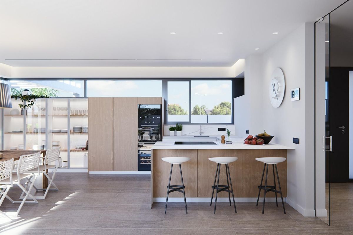 Moderne open keuken in San Javier villa met wit en hout design, barkrukken en tuinzicht