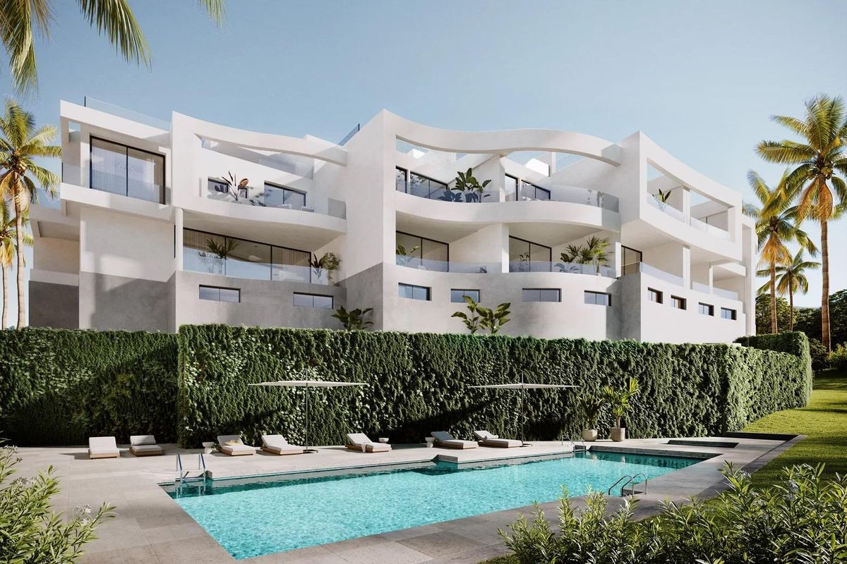 Elegant exterieur van de townhouse met een zwembad en weelderige begroeiing, gelegen in Mijas, Costa del Sol.