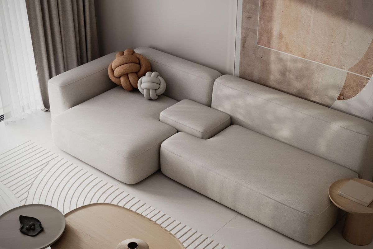 Gedetailleerd zicht op een moderne bank in het appartement in Estepona, met nadruk op het ontwerp en de kussens.