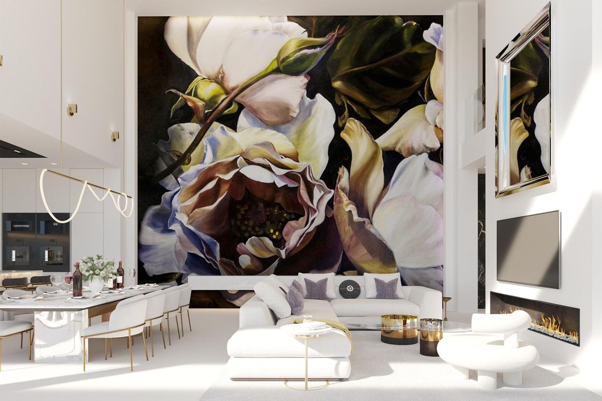 Luxe woonkamer met prachtige bloemkunst en chique meubels in een villa in Benahavís.