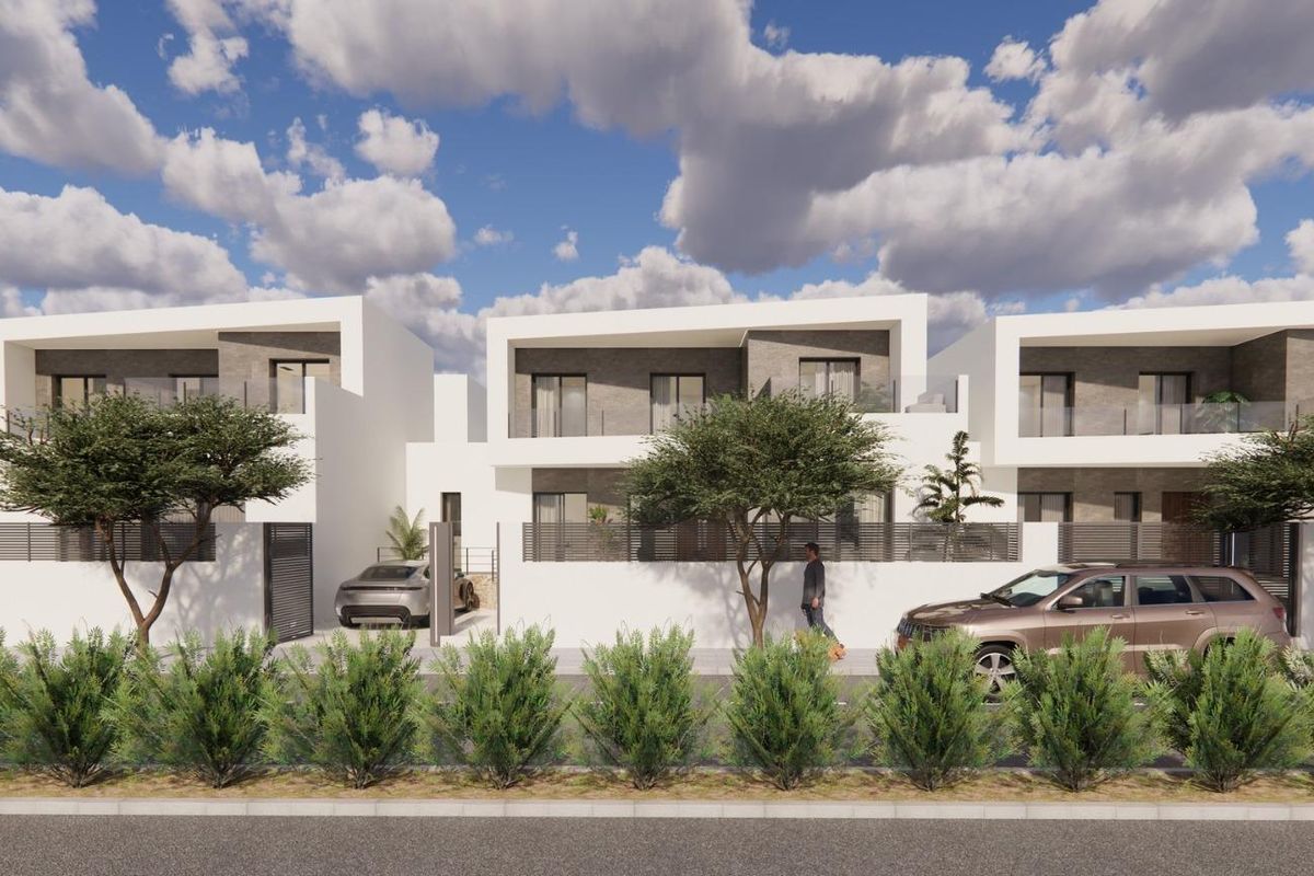 Straatbeeld van een rij moderne bungalows in Dolores, Costa Blanca, met aangelegde tuinen en moderne architectuur.