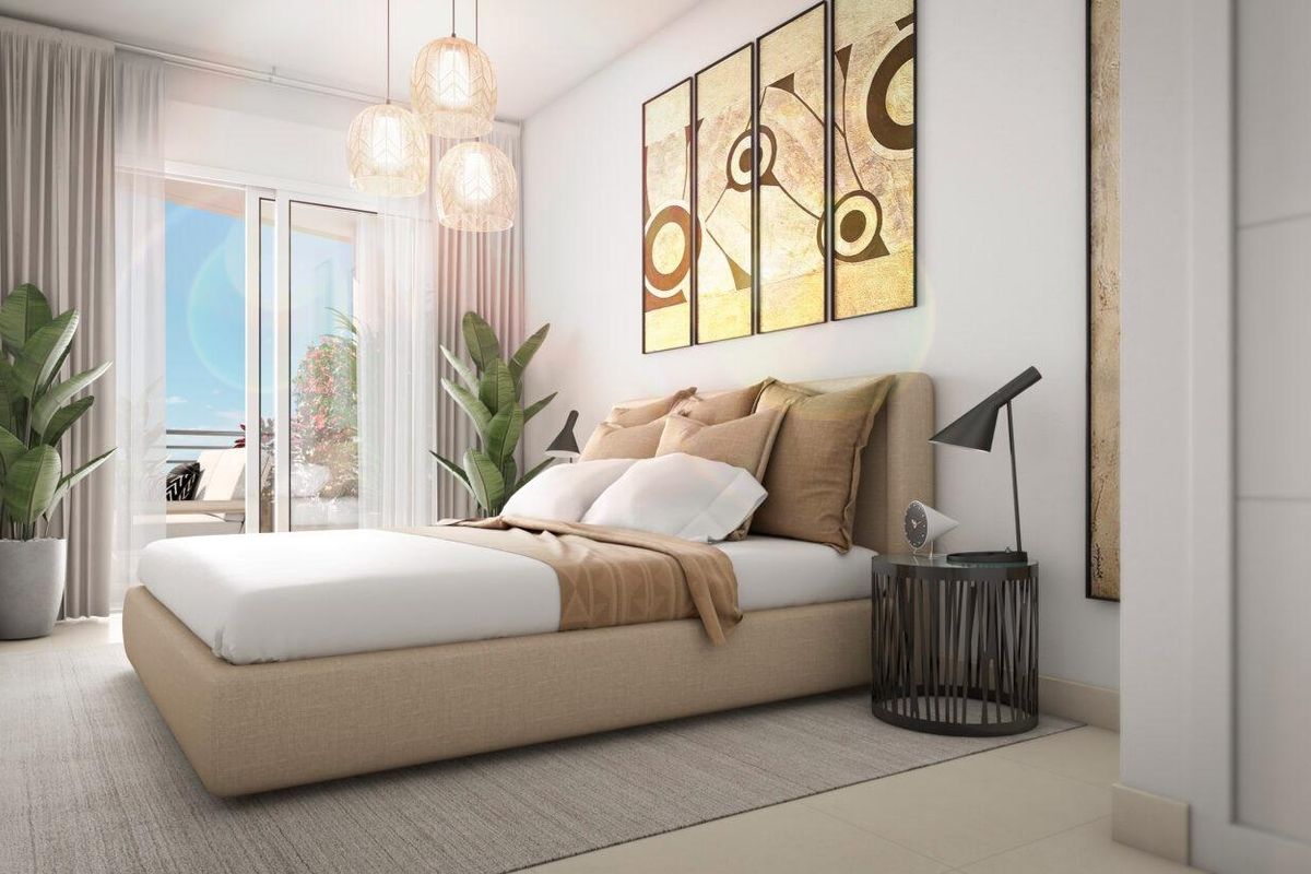 Gezellige slaapkamer in een appartement in Benalmádena, met moderne decoraties en toegang tot een terras.