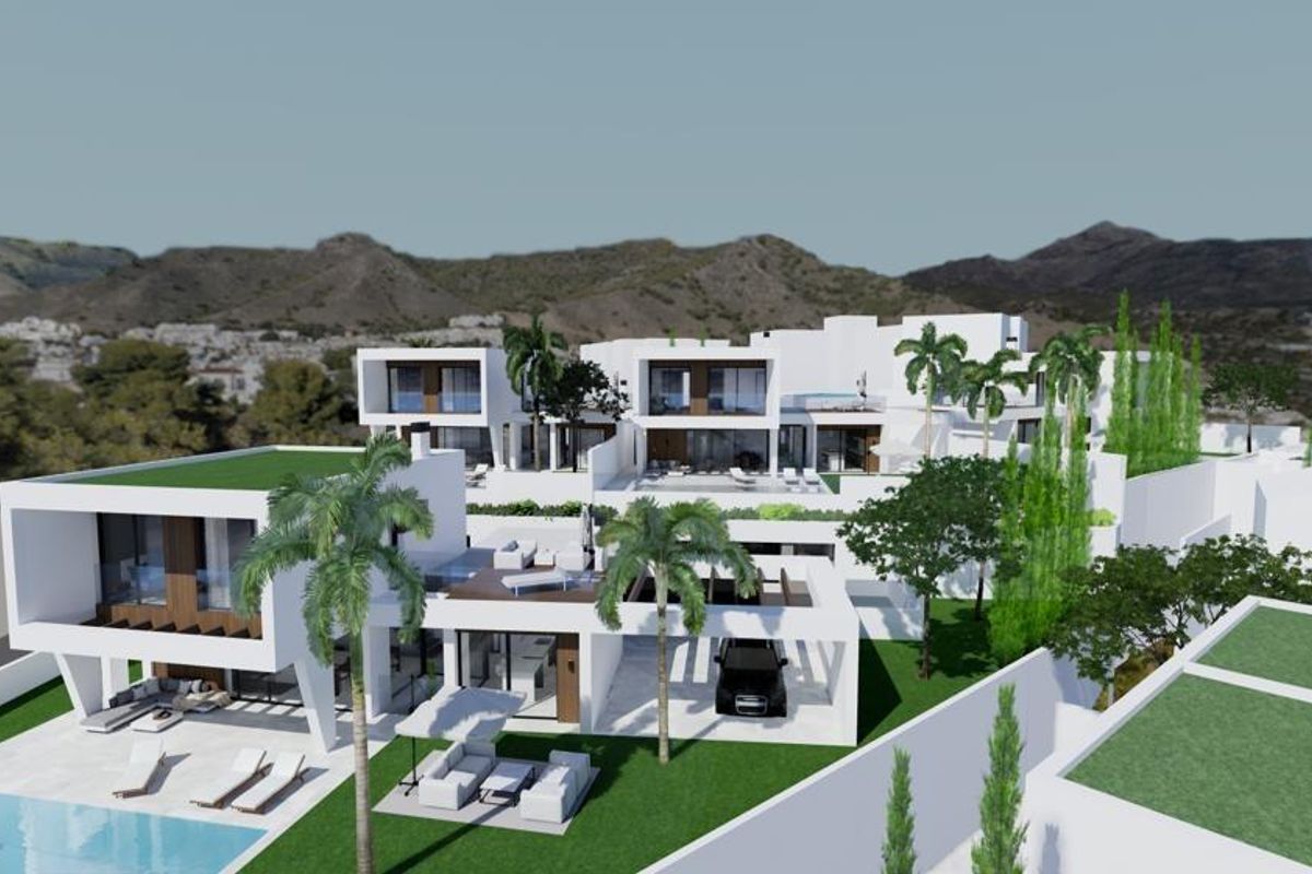 Luchtfoto van een moderne 3-slaapkamer villa in Nerja, met tuinen en zwembaden temidden van schilderachtige heuvels.