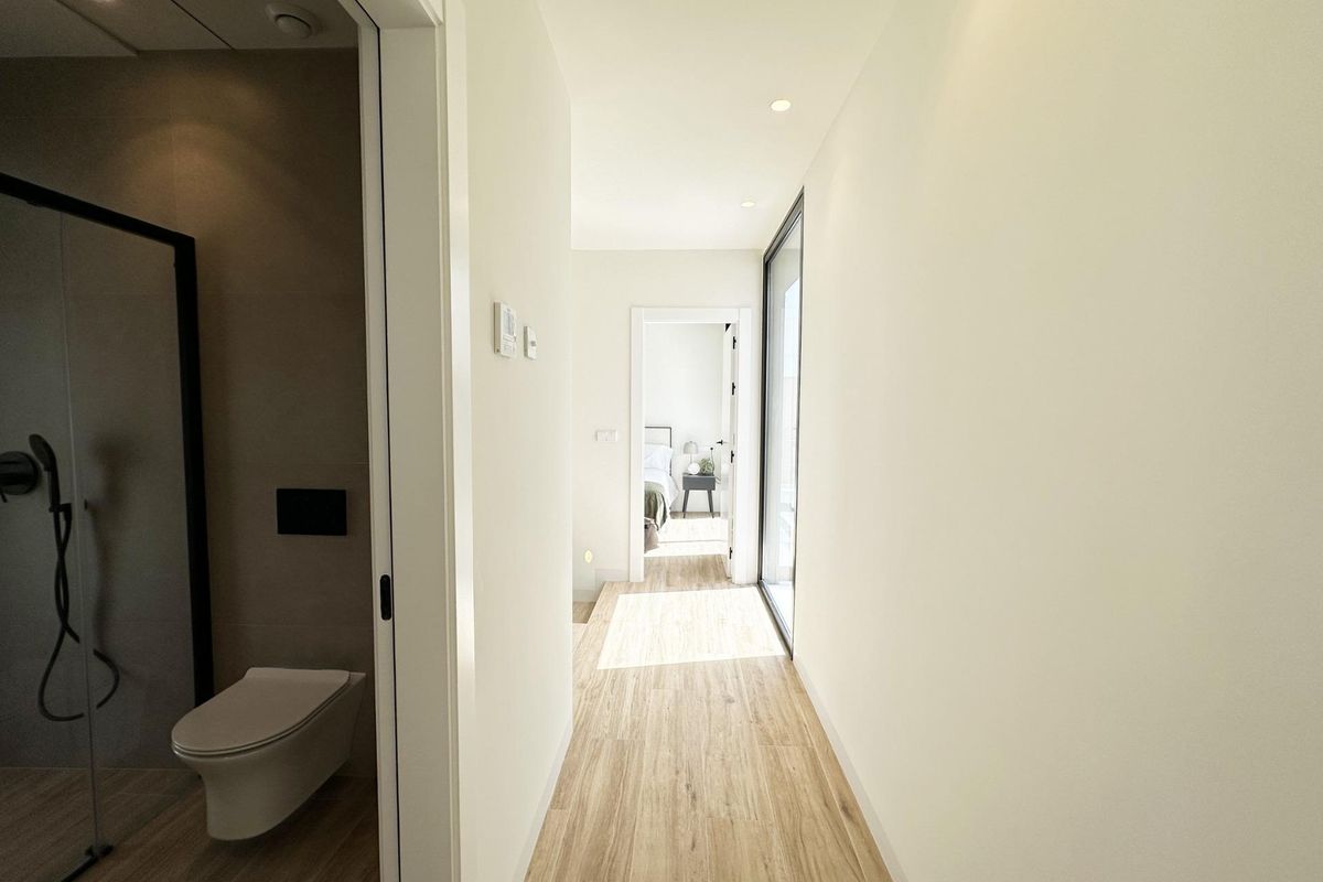Heldere gang die naar de woonruimtes leidt in een moderne 3-slaapkamer villa in Pilar de La Horadada.