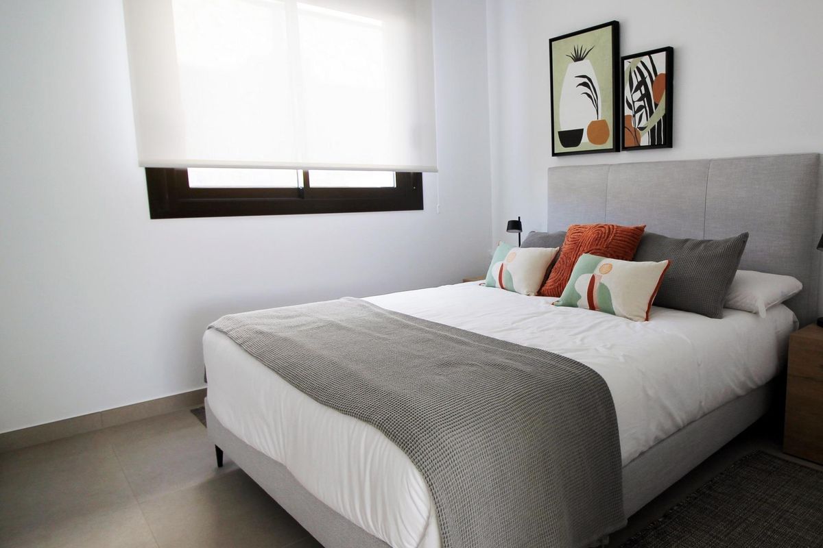 Gezellige slaapkamer met een groot bed en elegante decoratie in de 3-slaapkamer tussenwoning, gelegen in Pilar de La Horadada.