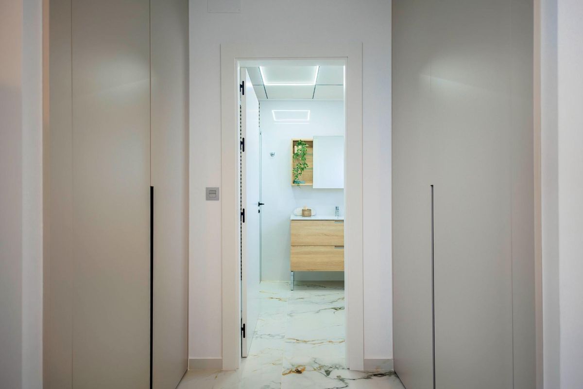 Entreehal leidend naar de badkamer in de villa, ruim en helder, Pilar de La Horadada.
