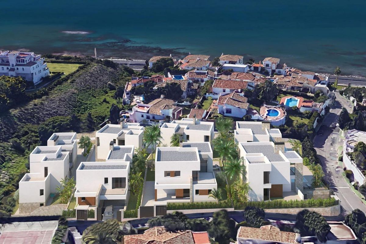 Luchtfoto van een nieuw villa complex in Mijas, Costa del Sol, tegen een kustachtergrond.