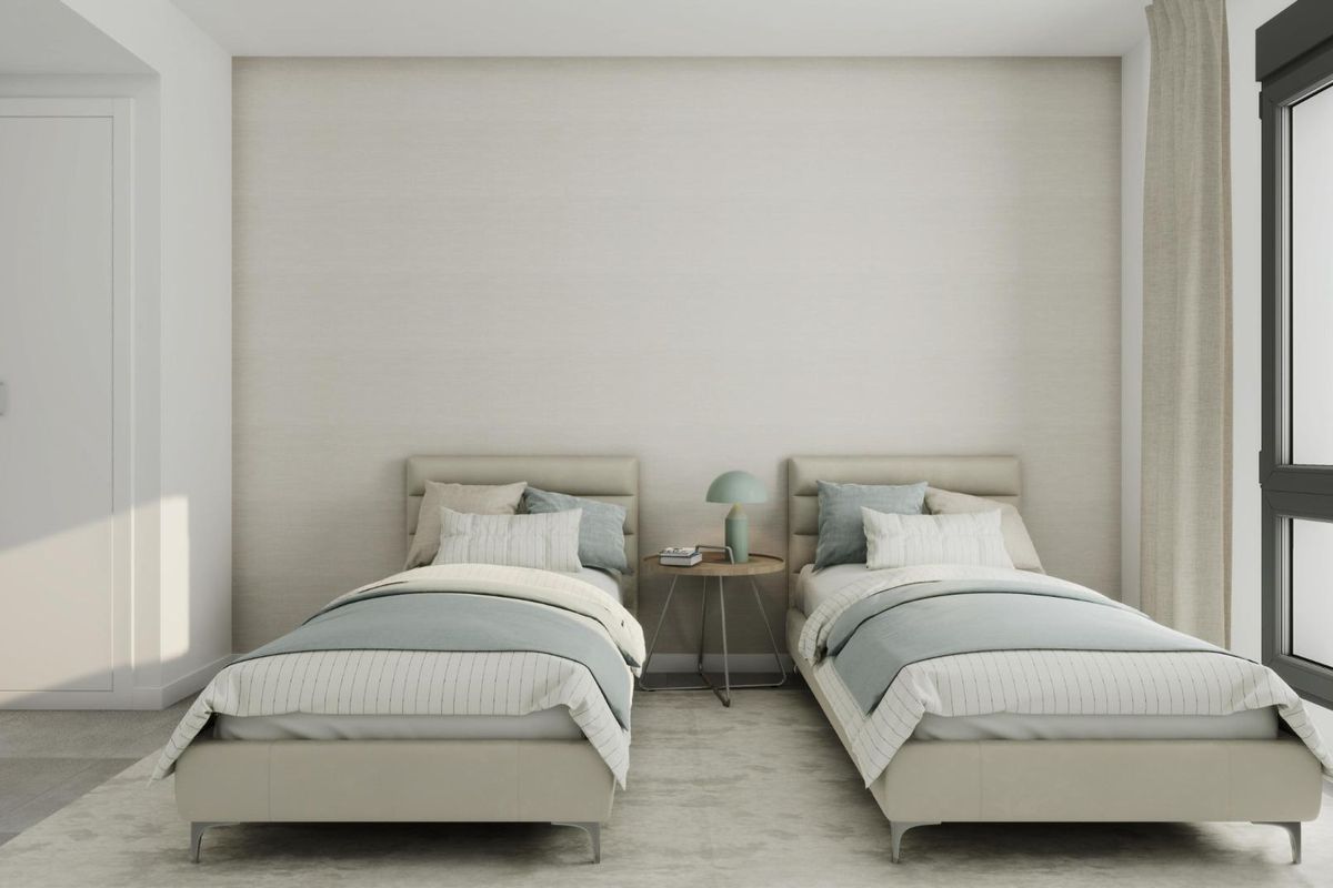 Functionele werkruimte in een 2-slaapkamer appartement, Estepona. Modern design met natuurlijk licht van grote ramen.