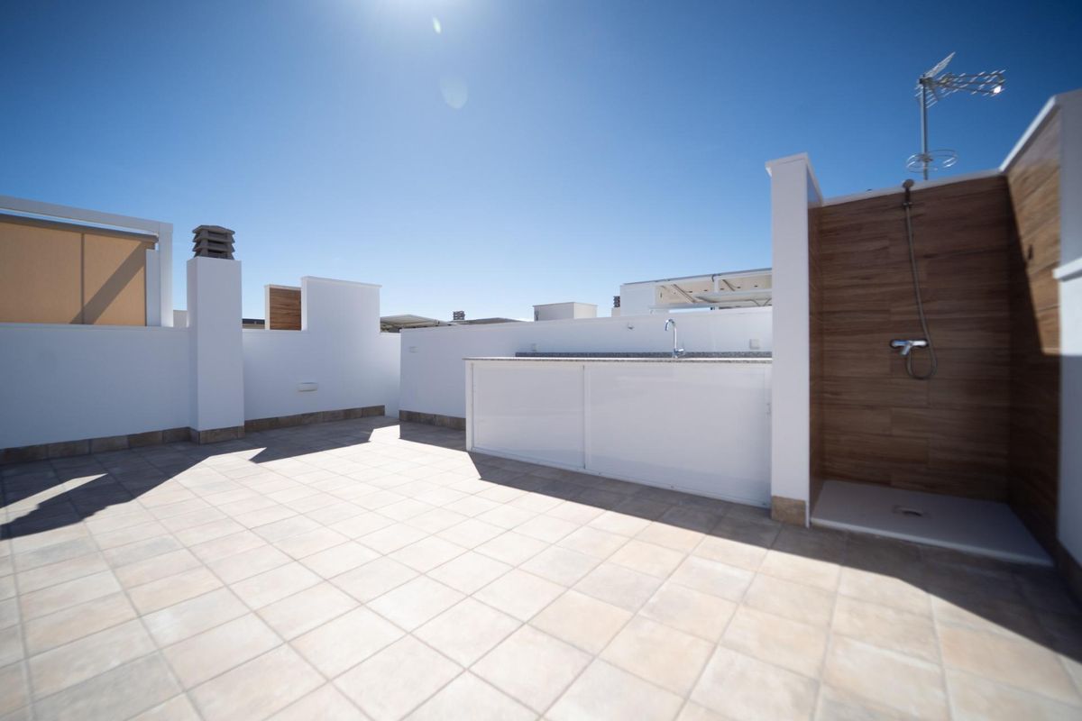 Dakterras met buitenkeuken en douche bij een 2-slaapkamer townhouse in San Javier, Costa Calida, Spanje.