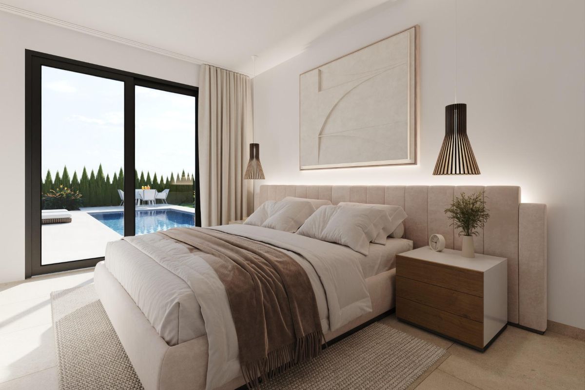 Knusse slaapkamer met moderne meubels en uitzicht op het zwembad in de villa gelegen in Fuente Álamo, Spanje.