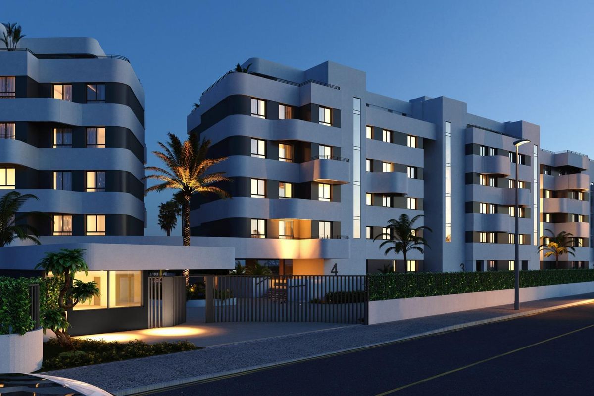 Buitenaanzicht van een modern appartementencomplex 's nachts in Torremolinos, Costa del Sol.