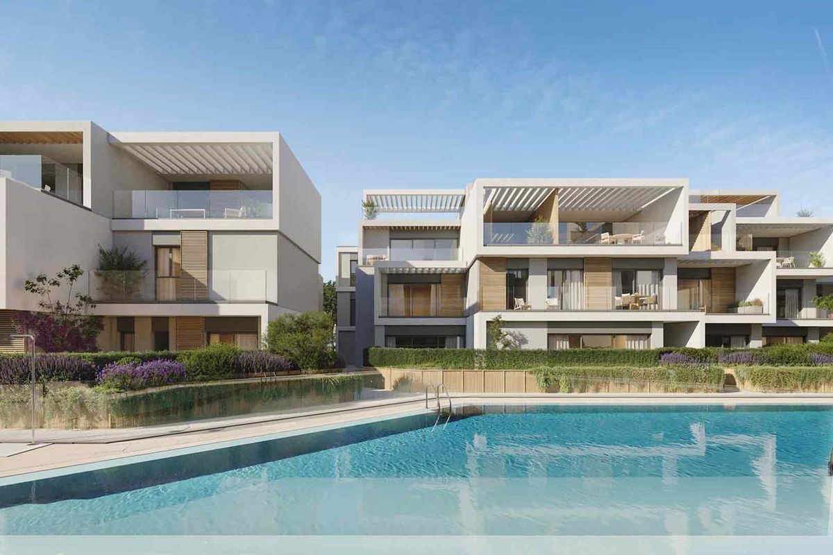 Buitenzicht van een modern appartementencomplex met zwembad in Marbella, Costa del Sol, met weelderig groen.