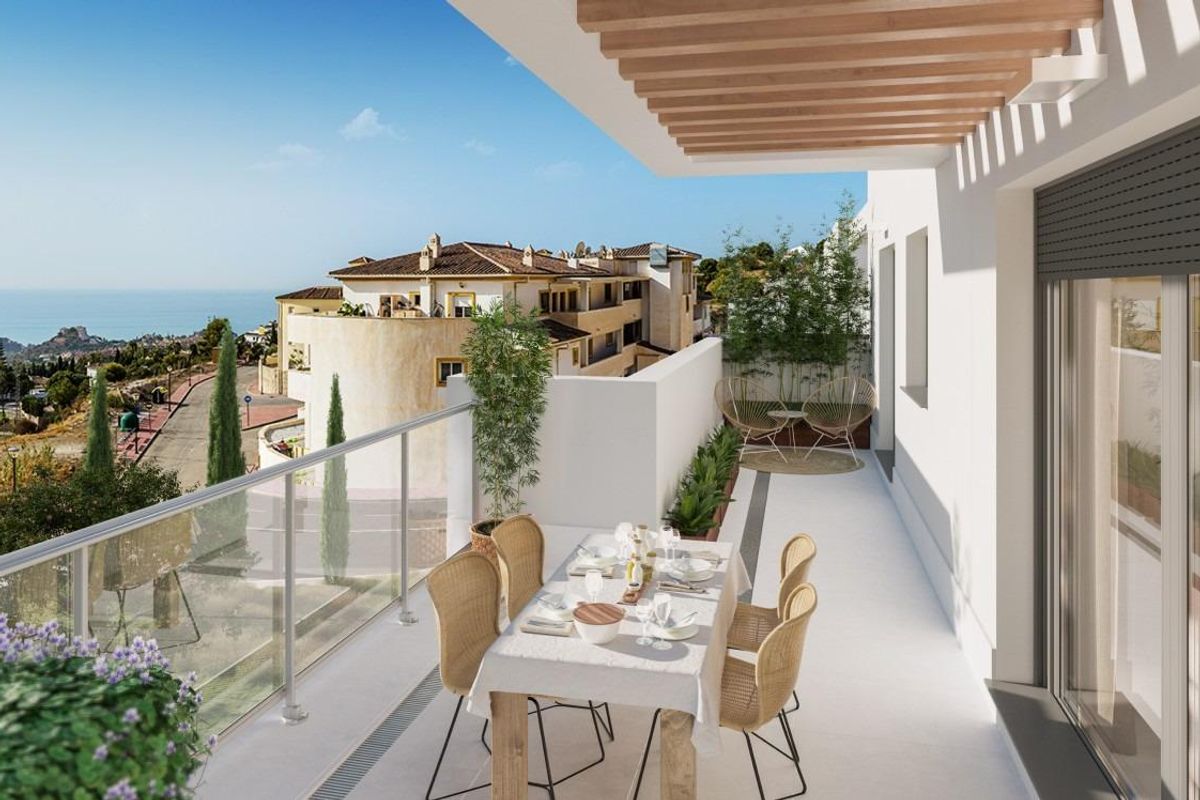 Penthouse terras voor familiediner met uitzicht op Costa del Sol in Benalmádena.