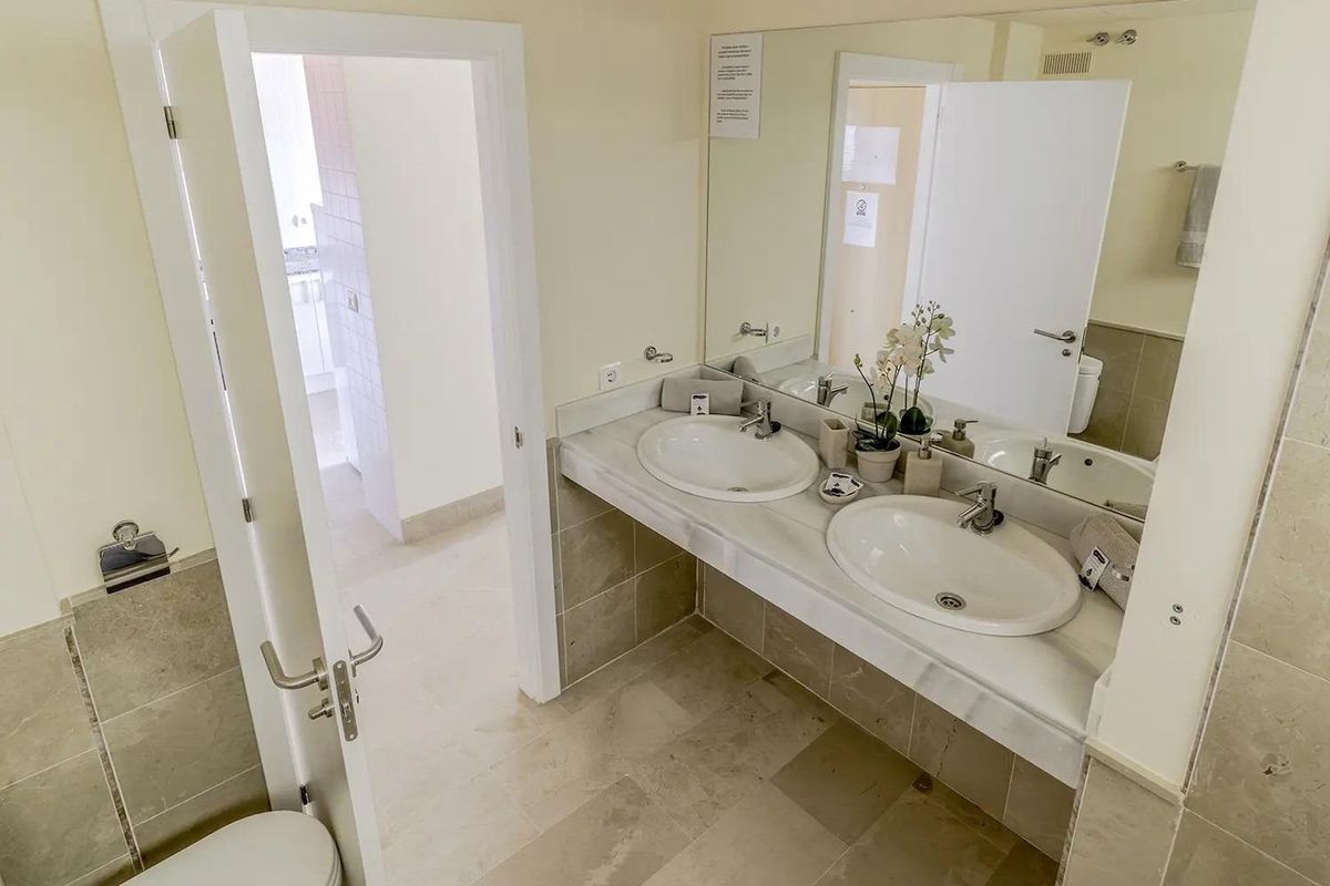 Vera apartment bathroom with shower
