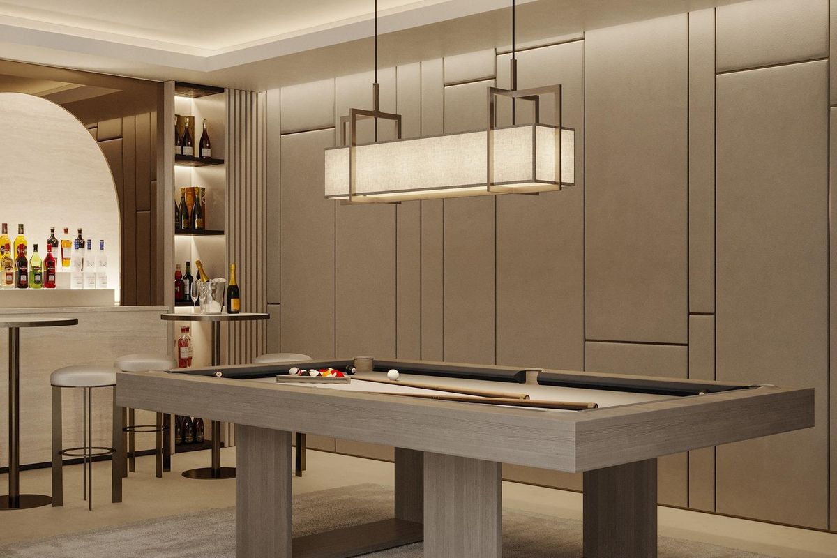 Verfijnde biljartkamer met bar en elegante inrichting, perfect voor bijeenkomsten in een villa in Marbella, Costa del Sol.