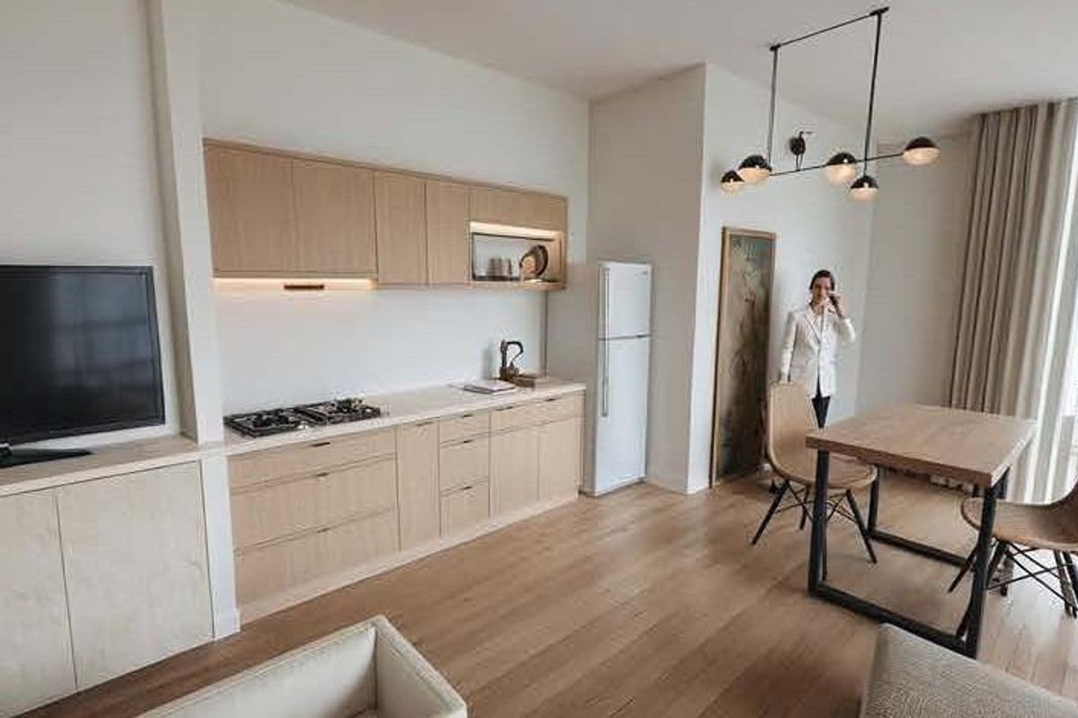 Moderne keuken en eetruimte in de penthouse in Torrevieja, met een heldere en luchtige uitstraling.