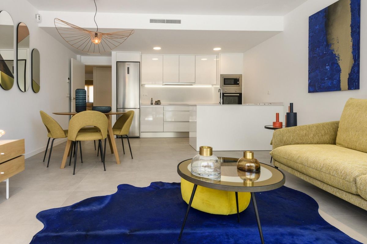 Modern 3-slaapkamer appartement woonkamer in Orihuela Costa, met stijlvolle meubels en decor.