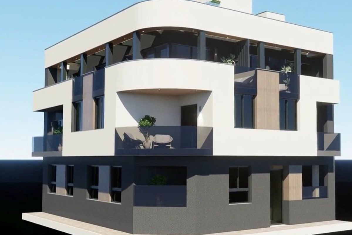 Strakke buitenkant van een hedendaags penthouse gebouw, met balkons en modern ontwerp in Torrevieja.