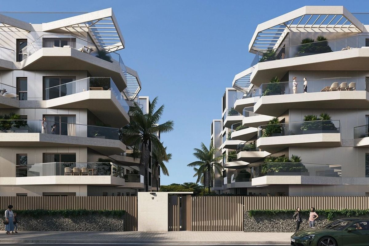 Gevel van een appartementsgebouw met palm bomen in Mijas, Costa del Sol.