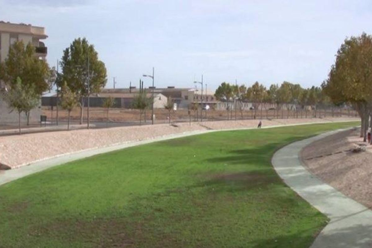 Schilderachtige parkgebied in Pilar de La Horadada, met weelderige groene ruimtes en wandelpaden.