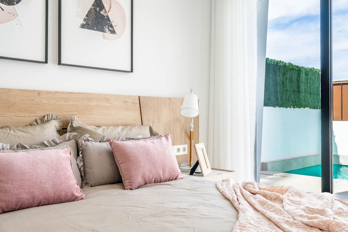 Charmante slaapkamer in een villa in Torre Pacheco, met elegante beddengoed en uitzicht op het zwembad.