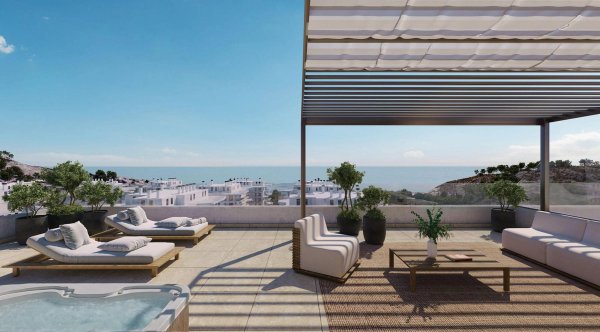 Uitzicht vanaf het terras van de penthouse met ligstoelen en zeezicht in Villajoyosa, Costa Blanca.