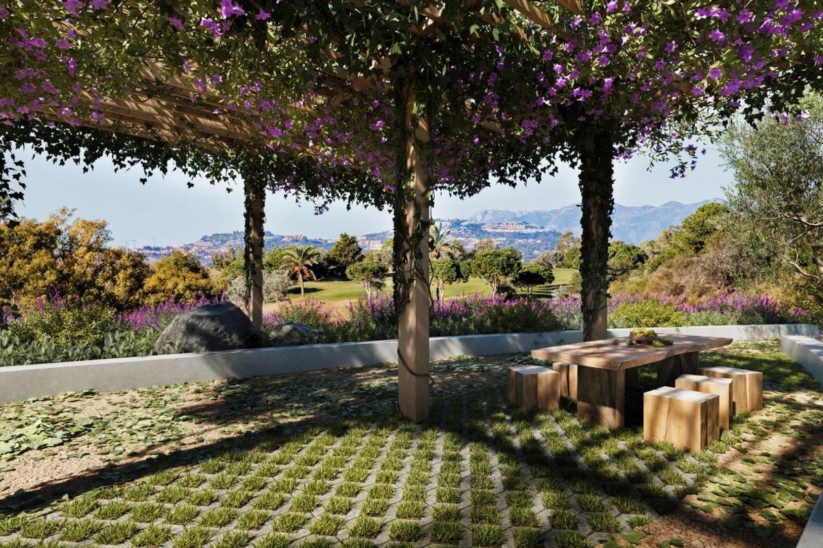 Serene eetruimte buiten in de schaduw van groen, met prachtig uitzicht in Mijas, Costa del Sol.