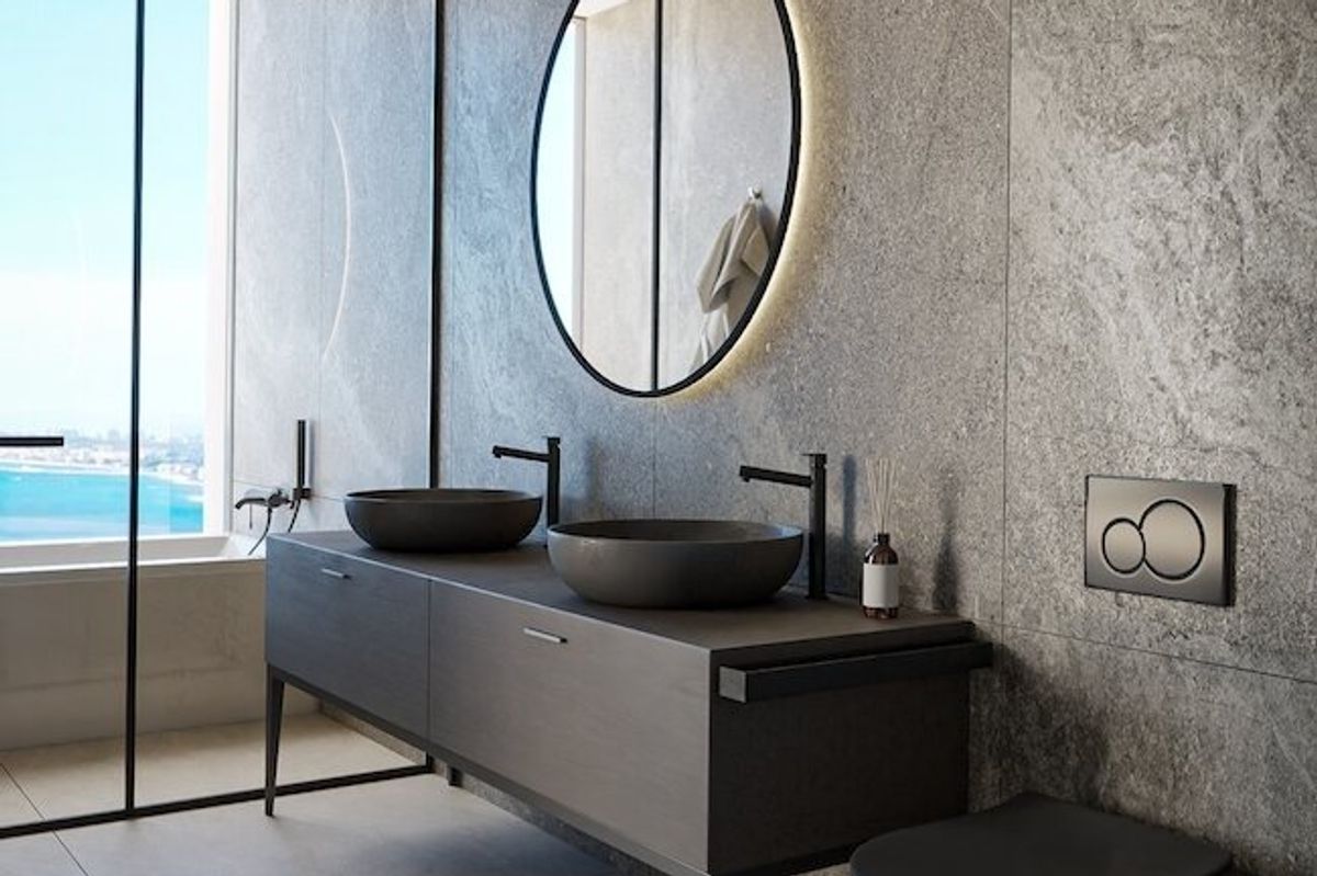 Stijlvolle badkamer met dubbele wastafels en moderne armaturen in een villa in Altea, Costa Blanca.