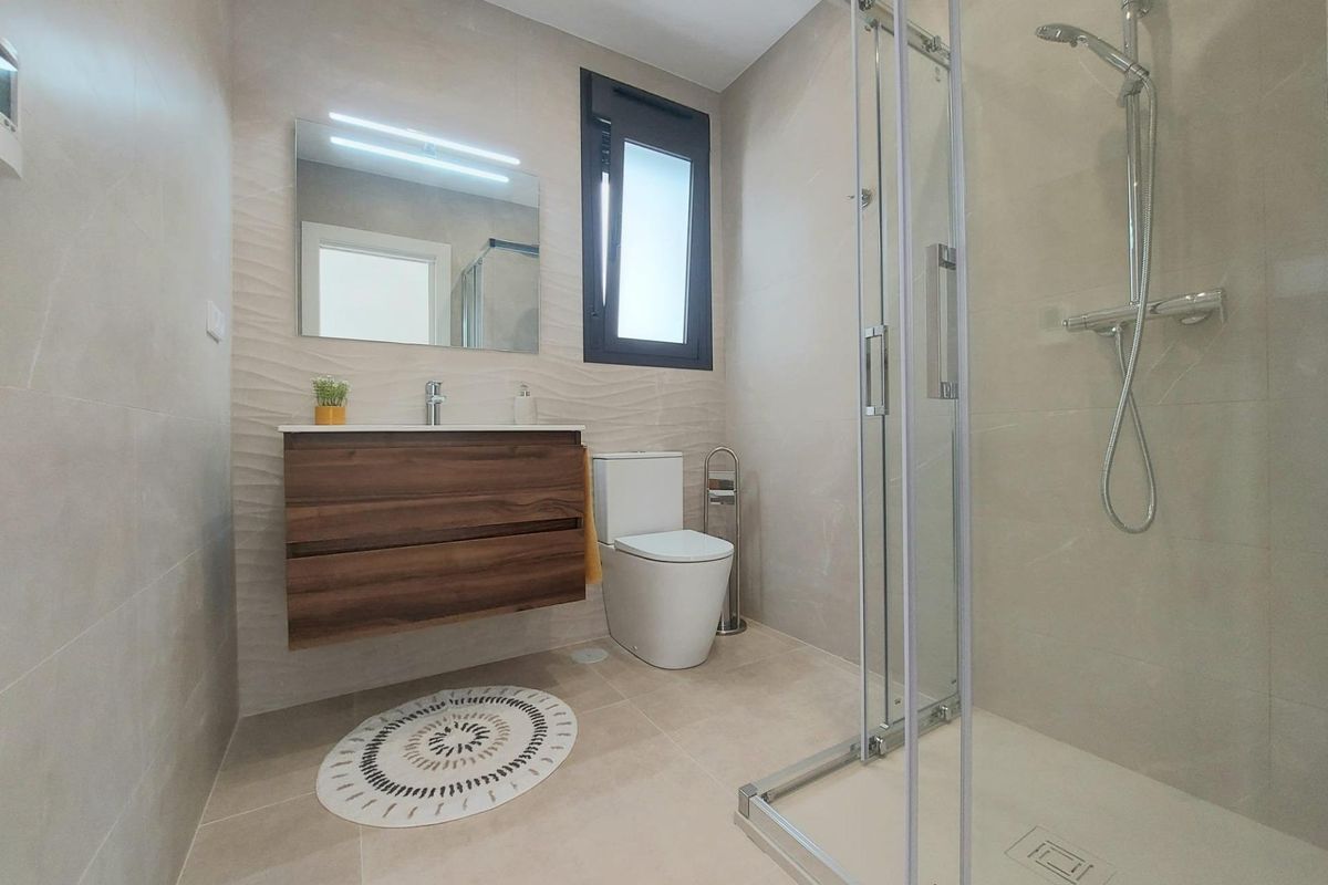 Modern badkamer met een stijlvolle douche en wastafel in een villa in San Pedro del Pinatar.