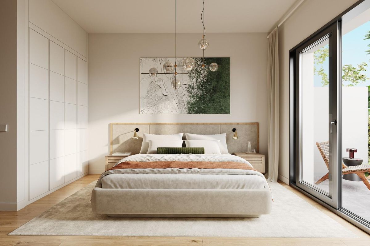 Elegant slaapkamer met grote ramen en stijlvolle decoratie, gelegen in Casares, Costa del Sol.