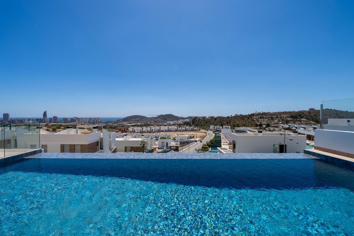 Infinity pool met prachtig uitzicht over Finestrat vanuit de villa, die de mooie regio Costa Blanca Noord benadrukt.