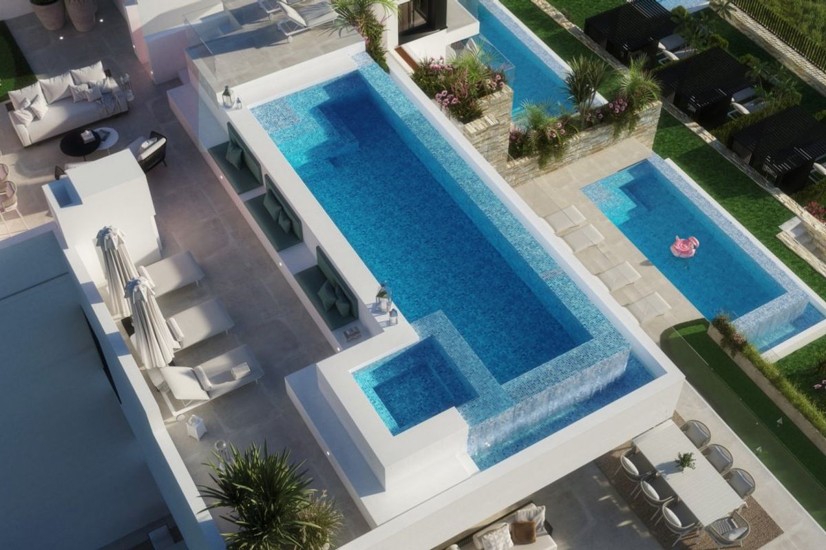 Bovenaanzicht van een luxe zwembad en terras in een penthouse in Orihuela.