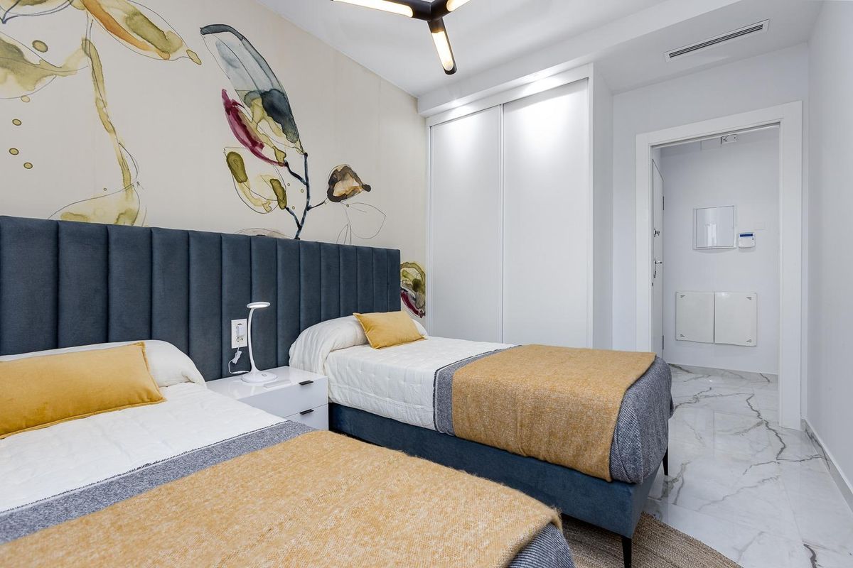 Stijlvolle tweepersoons slaapkamer in een 2-slaapkamer appartement, met moderne decoratie en een serene sfeer in Orihuela Costa.
