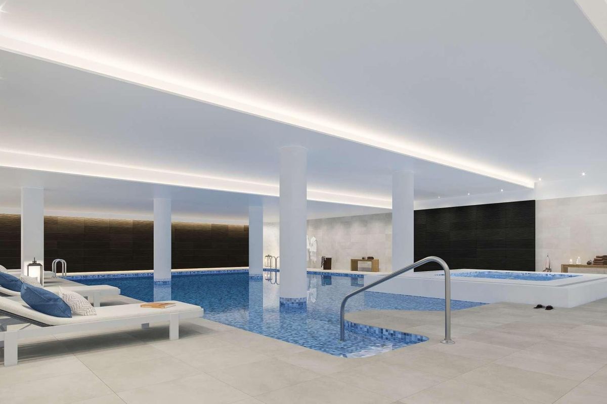 Luxe binnenzwembad in een townhouse in Estepona, met een moderne inrichting en ontspannende zitgelegenheid.