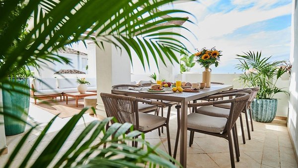 Stijlvol terras eetruimte met uitzicht, ideaal om maaltijden te genieten in Marbella.
