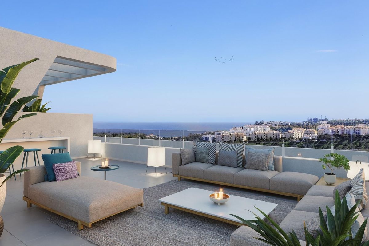 Stijlvol terras met zeezicht in een 2-slaapkamer penthouse in Mijas, Costa del Sol.